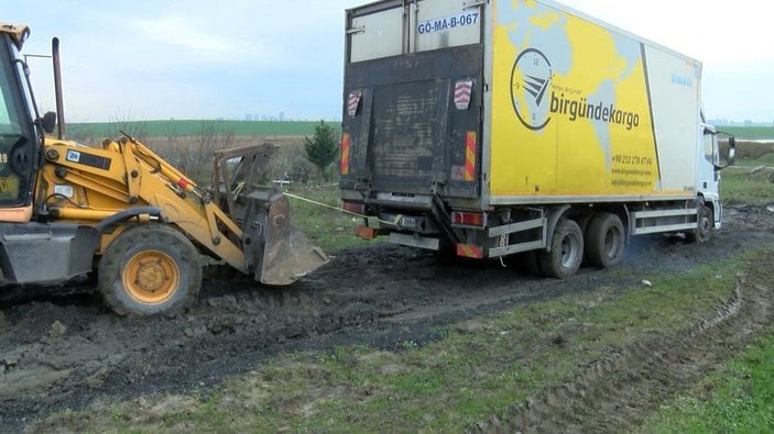 Avcılar’da, navigasyonla çıktığı yolda çamura saplandı