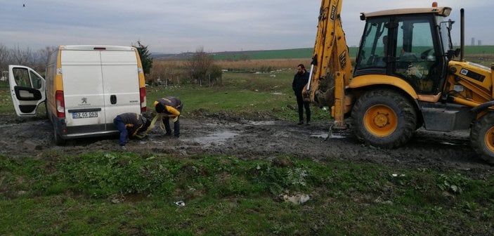 Avcılar’da, navigasyonla çıktığı yolda çamura saplandı