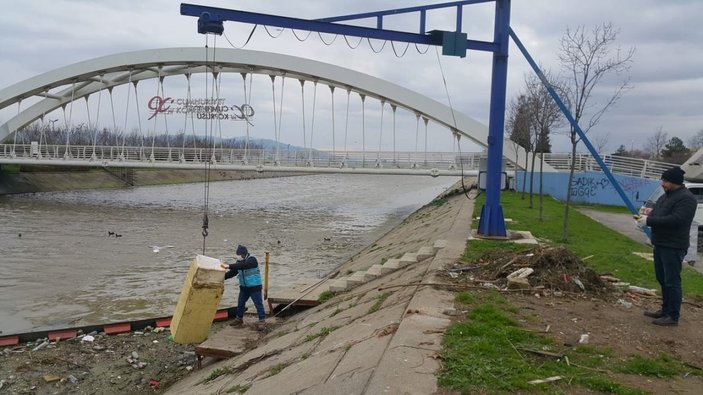 Kocaeli’de dereye atılan buzdolabı, vinçle çıkarıldı