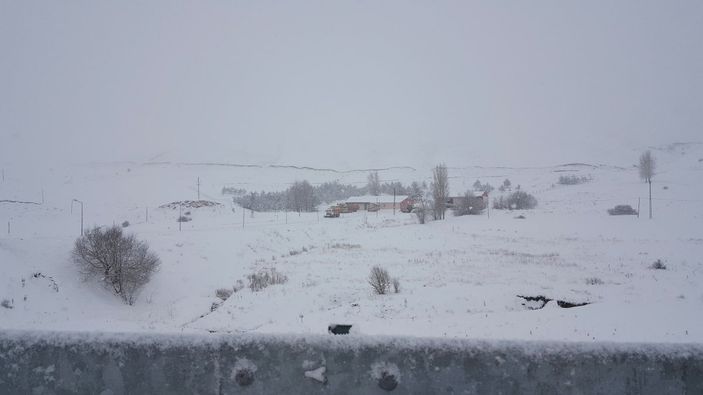 Kop Dağı'nda kar yağışı, ulaşımı olumsuz etkiledi