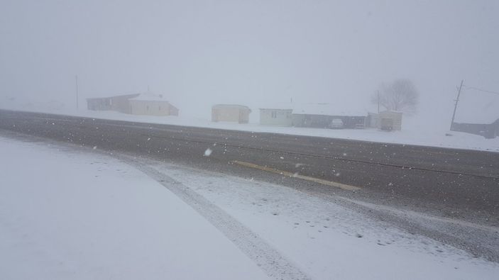 Kop Dağı'nda kar yağışı, ulaşımı olumsuz etkiledi