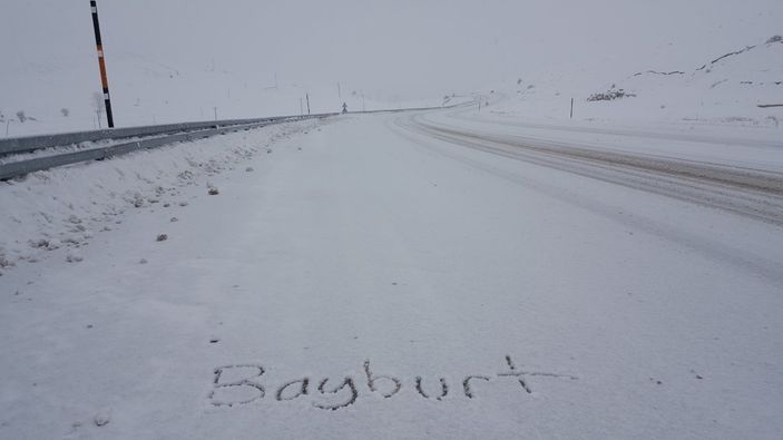 Kop Dağı'nda kar yağışı, ulaşımı olumsuz etkiledi