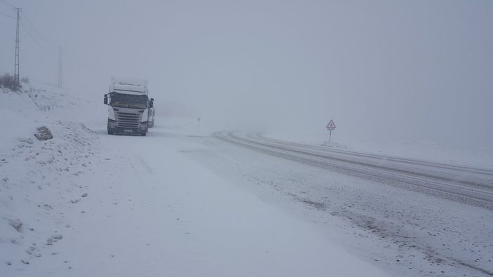 Kop Dağı'nda kar yağışı, ulaşımı olumsuz etkiledi