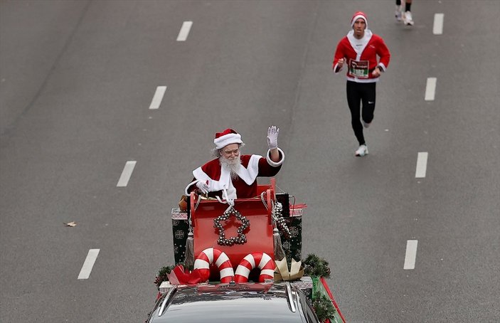 Madrid'de binlerce kişi Noel Baba kostümüyle koştu