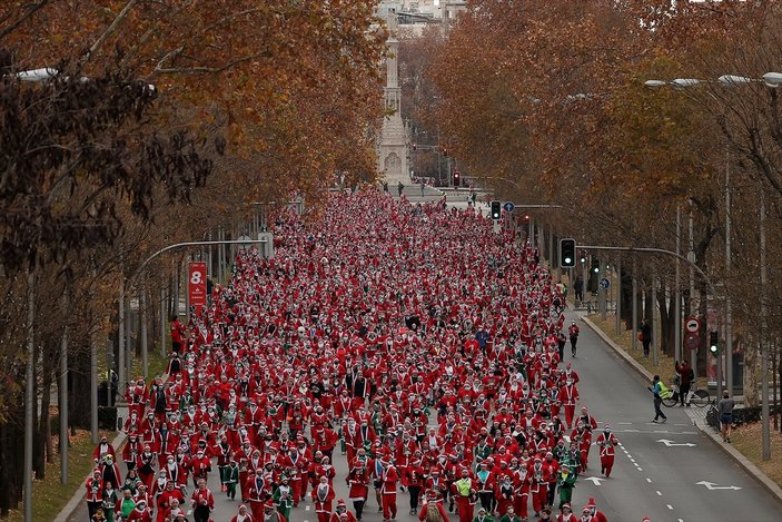 Madrid'de binlerce kişi Noel Baba kostümüyle koştu