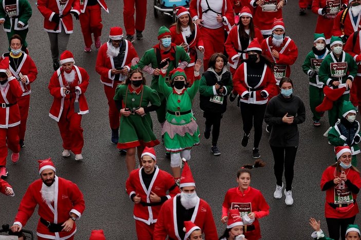Madrid'de binlerce kişi Noel Baba kostümüyle koştu