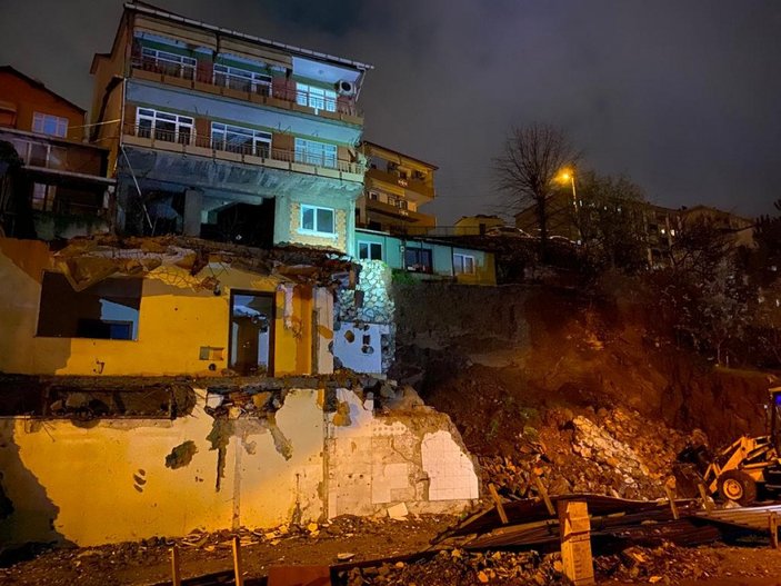 Kocaeli'de temelinde toprak kayması meydana gelen iki bina boşaltıldı