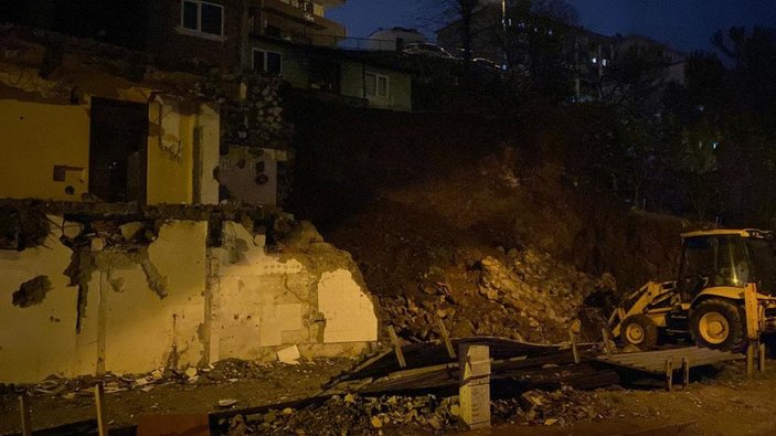 Kocaeli'de temelinde toprak kayması meydana gelen iki bina boşaltıldı