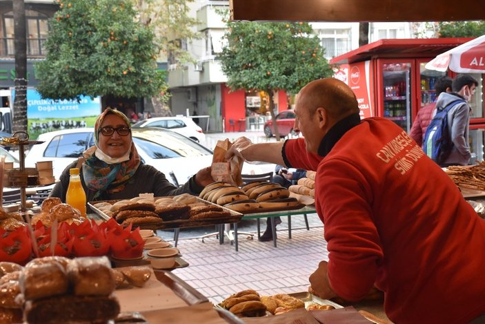 Adana'da bir pastane, dolar düşüşünü bedava poğaça dağıtarak kutladı
