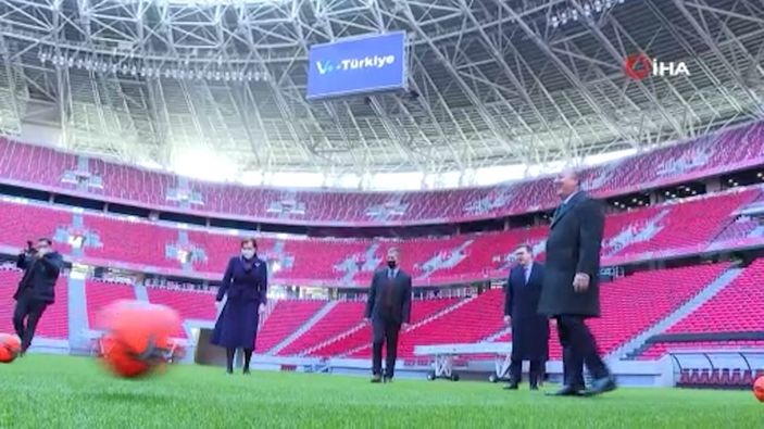 Mevlüt Çavuşoğlu, Vişegrad Grubu ile futbol oynadı