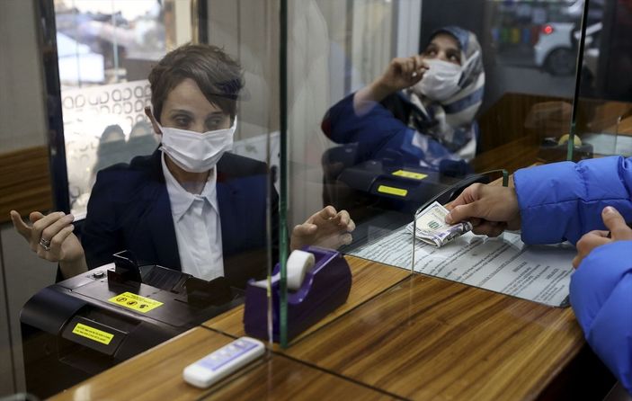 a Döviz büroları önünde hareketlilik yaşanıyor