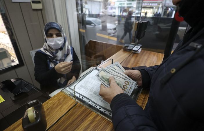 a Döviz büroları önünde hareketlilik yaşanıyor