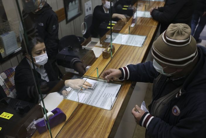 a Döviz büroları önünde hareketlilik yaşanıyor