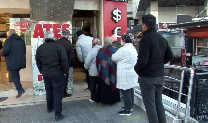 i Döviz büroları önünde hareketlilik yaşanıyor