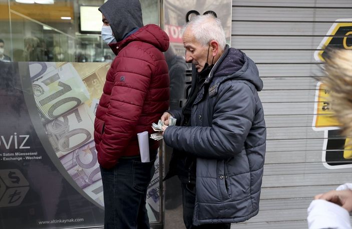 a Döviz büroları önünde hareketlilik yaşanıyor