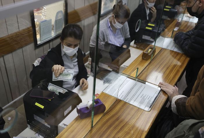 a Döviz büroları önünde hareketlilik yaşanıyor