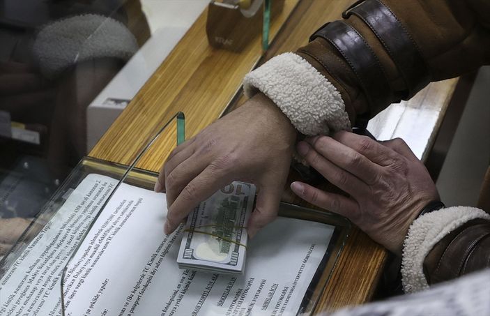 a Döviz büroları önünde hareketlilik yaşanıyor