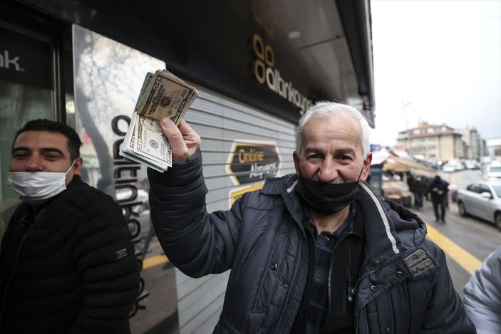 a Döviz büroları önünde hareketlilik yaşanıyor
