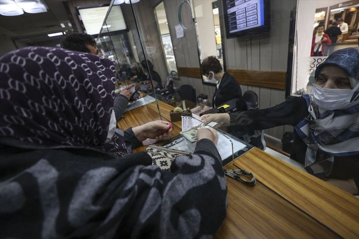 a Döviz büroları önünde hareketlilik yaşanıyor