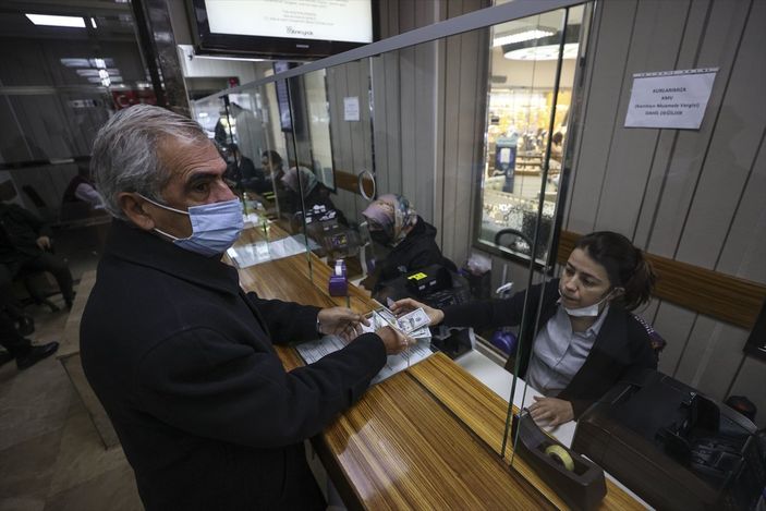 a Döviz büroları önünde hareketlilik yaşanıyor