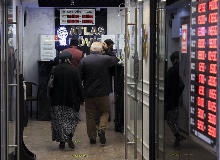 a Döviz büroları önünde hareketlilik yaşanıyor