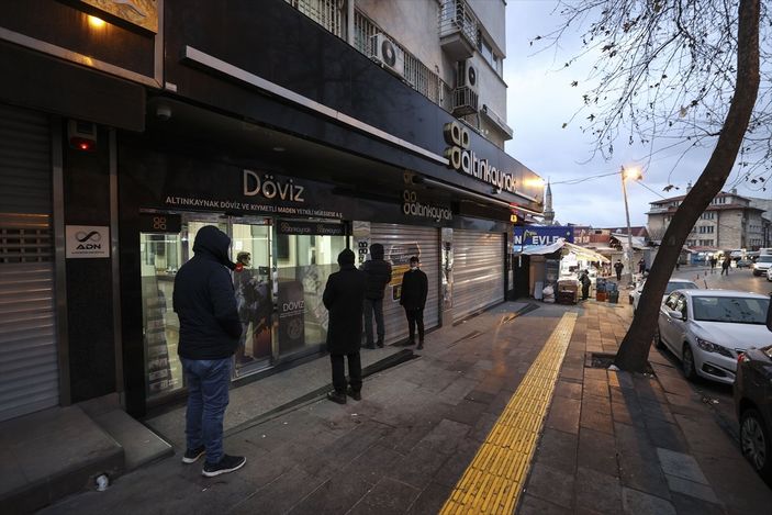 a Döviz büroları önünde hareketlilik yaşanıyor