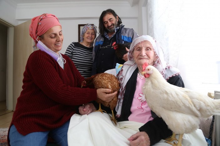 Artvin'de hastalanan annelerine tavukla moral veriyorlar