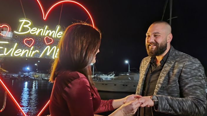 Bursa’da erkek arkadaşına denizin ortasında evlenme teklifi etti