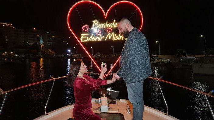 Bursa’da erkek arkadaşına denizin ortasında evlenme teklifi etti