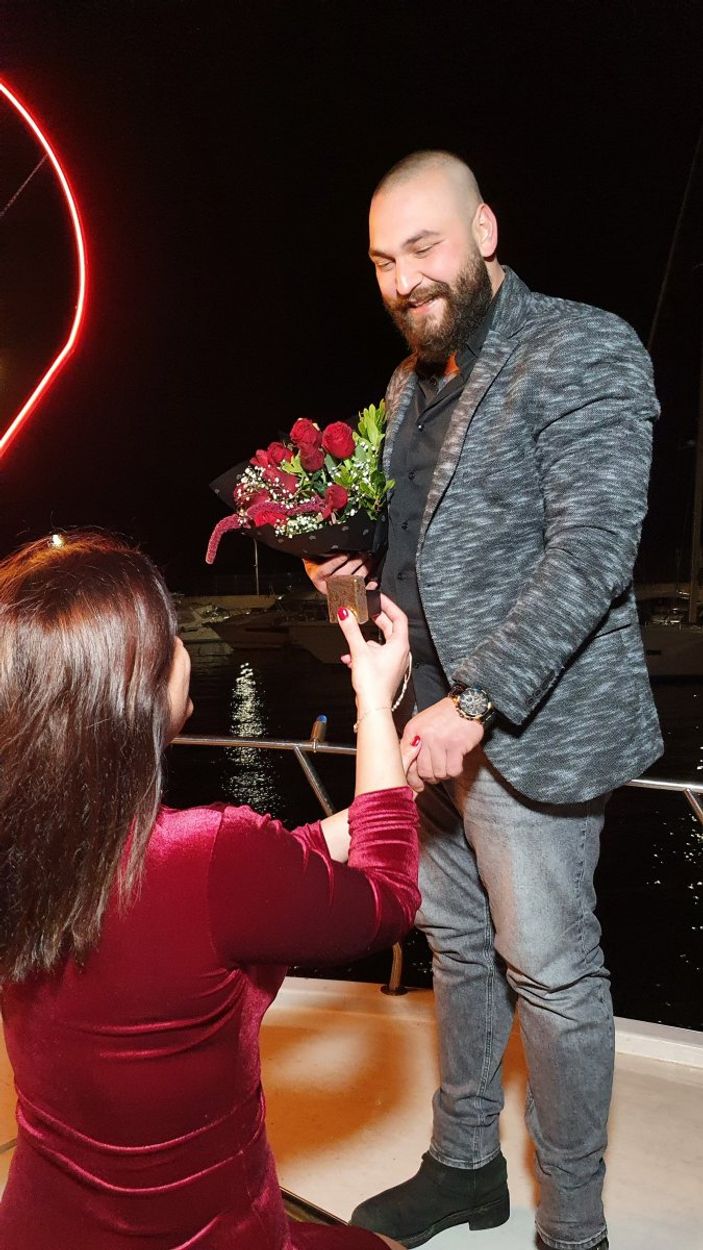 Bursa’da erkek arkadaşına denizin ortasında evlenme teklifi etti