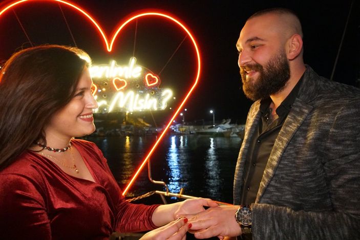 Bursa’da erkek arkadaşına denizin ortasında evlenme teklifi etti