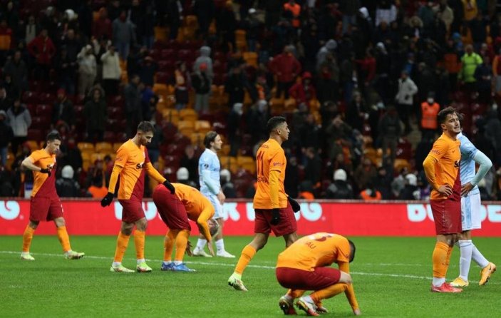 Galatasaray'da futbolcular maaş konusunda isyan etti