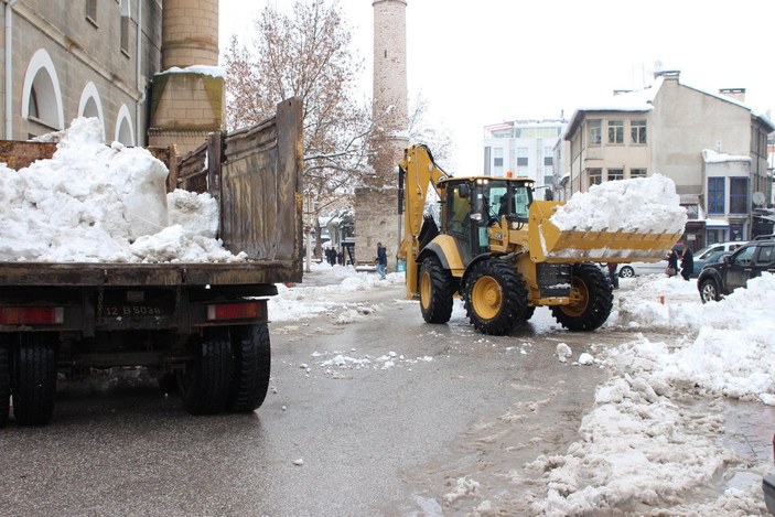 Beyşehir Gölü’ne kamyonlarla kar döküldü