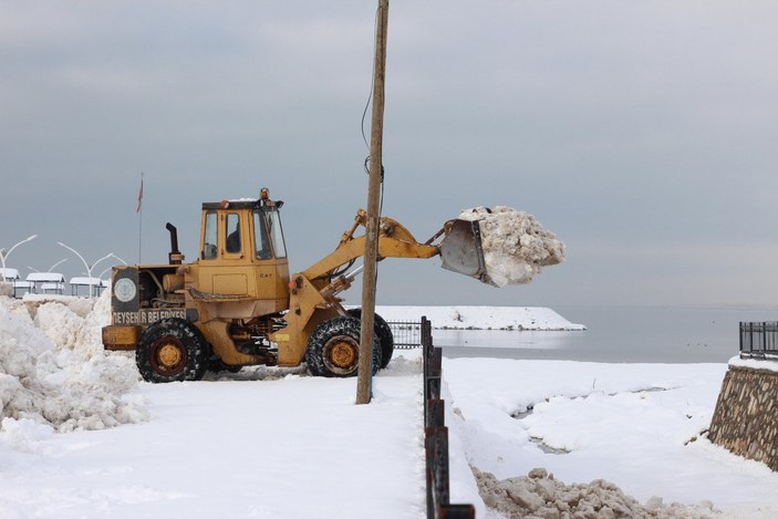 Beyşehir Gölü’ne kamyonlarla kar döküldü