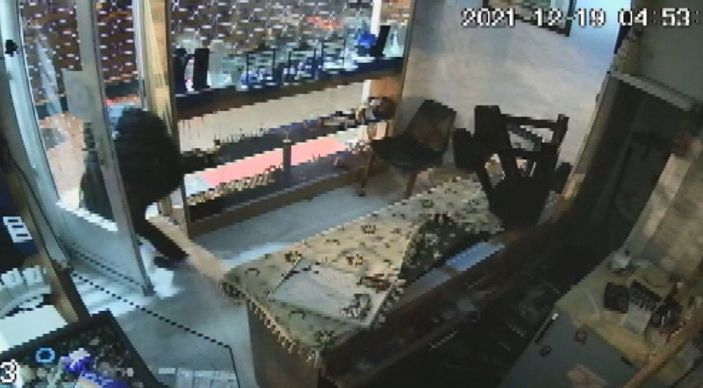 Fatih’te, kuyumcudaki hırsızlık anları kamerada