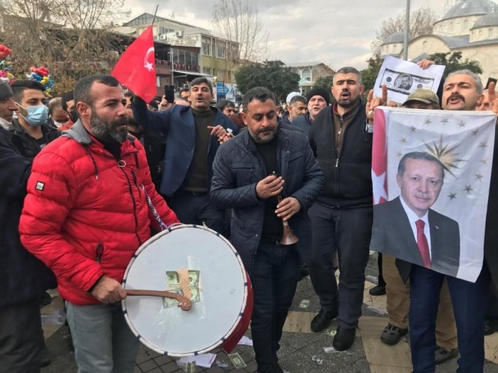 Malatya'da dolar düşünce halay çektiler