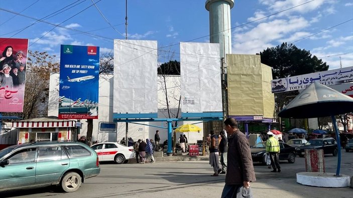 Taliban, sokaktaki fotoğrafları kaldırıyor