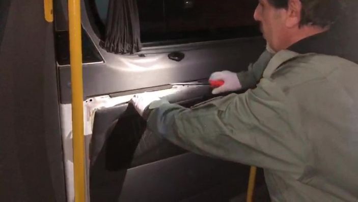 d Kocaeli’de, minibüs kapısından 26 kilo 450 gram eroin çıktı