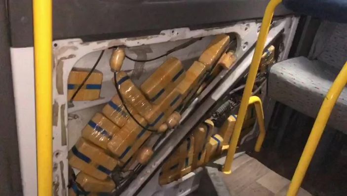 d Kocaeli’de, minibüs kapısından 26 kilo 450 gram eroin çıktı