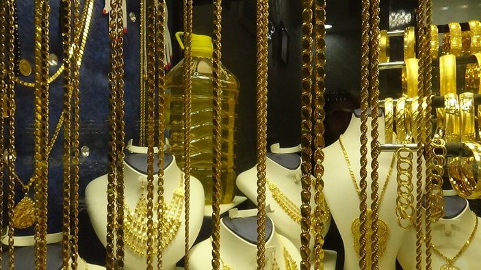 Diyarbakırlı kuyumcu yağ ile altını aynı vitrine koydu