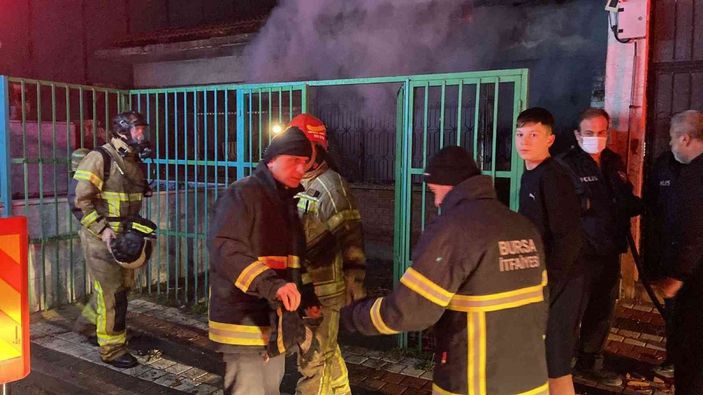 i Bursa'da 600 yıllık türbenin bitişiğindeki evde yangın çıktı