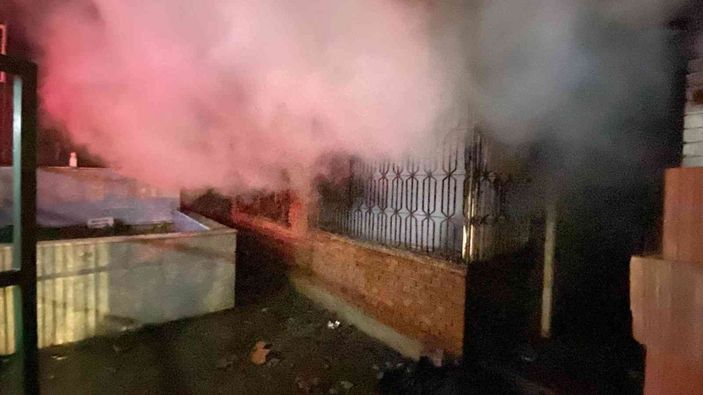 i Bursa'da 600 yıllık türbenin bitişiğindeki evde yangın çıktı