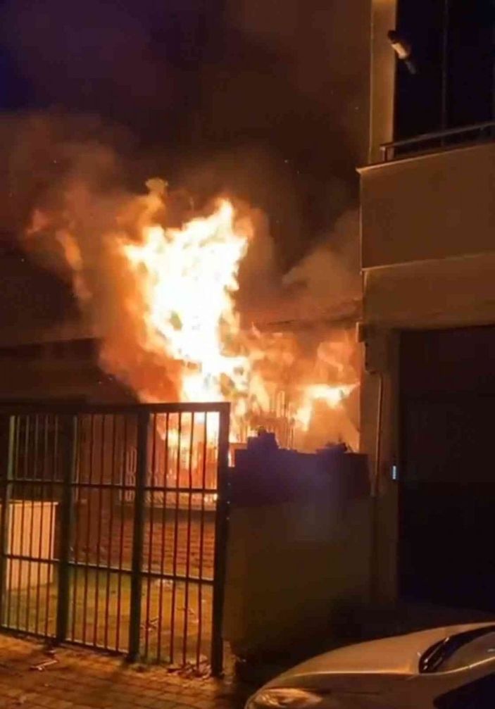 i Bursa'da 600 yıllık türbenin bitişiğindeki evde yangın çıktı