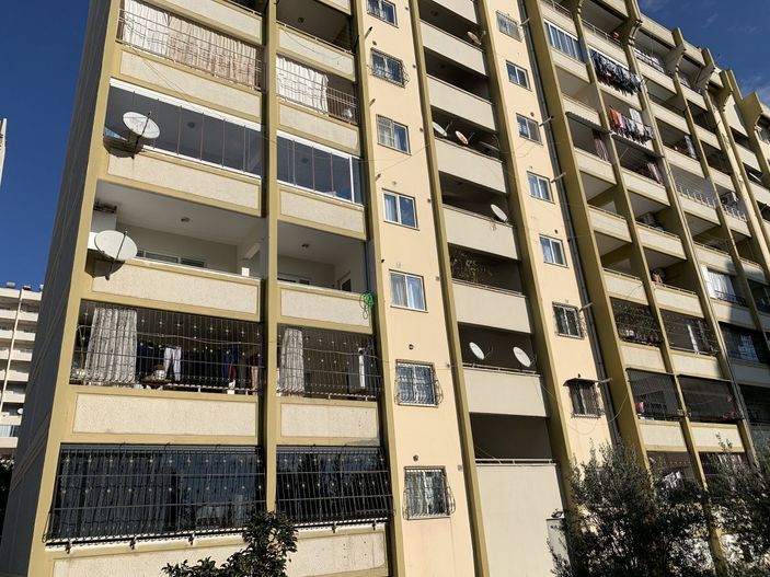 i Adana'da balkondan düşen küçük kız ağır yaralandı