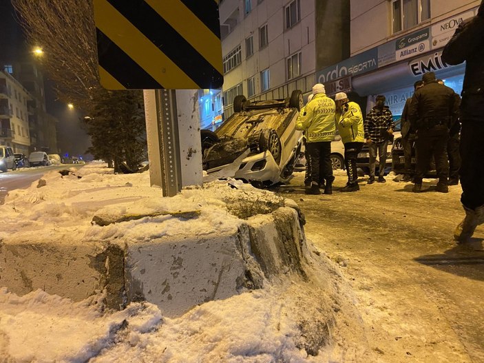 Ağrı’da buzlanan yolda araç takla attı: 2 yaralı