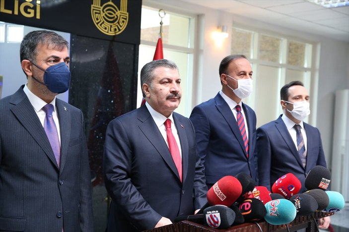 Fahrettin Koca: Dünya genelinde Omicron’un baskın varyant olmasını bekliyoruz