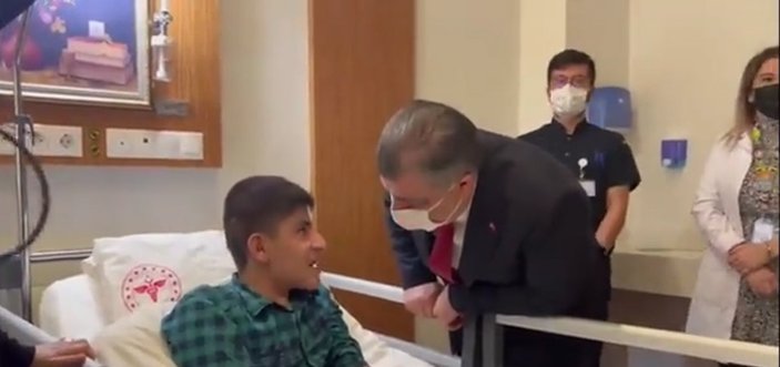 Fahrettin Koca ile hastanede yatan genç arasında samimi diyalog