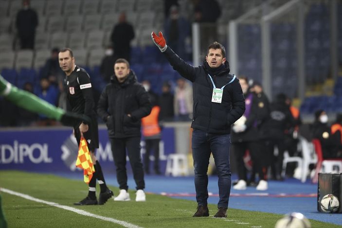 a Emre Belözoğlu, Coşkun Özarı'yı geçti