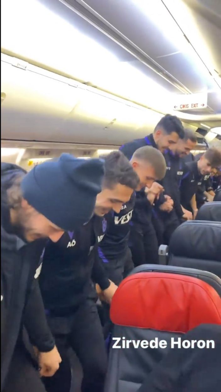 Trabzonsporlu futbolculardan uçakta horon ve kolbastı