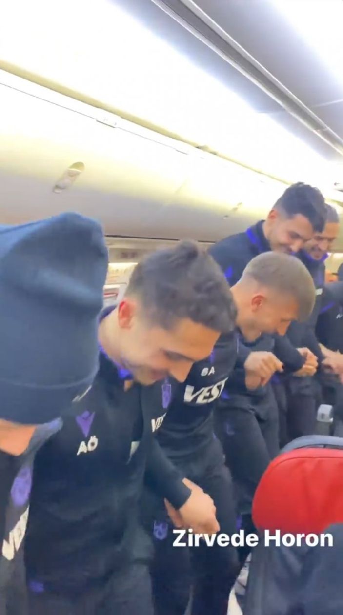 Trabzonsporlu futbolculardan uçakta horon ve kolbastı